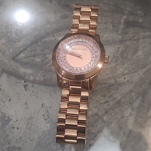 Authentic MICHAEL KORS Runway Crystal Baguette Rose Gold Ladies Watch like new - Picture 7 of 12